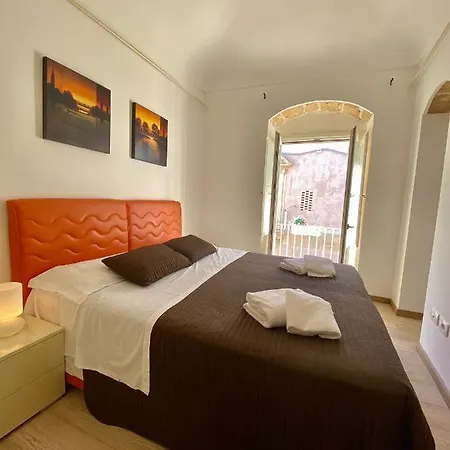 Plaza Bed & Breakfast 2*